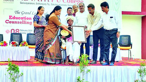 ಗುರುವಾಯನಕೆರೆ ವಿದ್ವತ್ ಕಾಲೇಜಿನಲ್ಲಿ ಹರೆಕಳ ಹಾಜಬ್ಬ ಅವರನ್ನು ಸನ್ಮಾನಿಸಲಾಯಿತು. ಪ್ರಮುಖರಾದ ಪಿ.ಬಿ.ಹರೀಶ್ ರೈ, ಶುಭಾಶ್ಚಂದ್ರ ಶೆಟ್ಟಿ, ಫಾ.ಜೋಸೆಫ್ ವಲಿಯಪರಂಬಿಲ್ ಮತ್ತಿತರರು ಉಪಸ್ಥಿತರಿದ್ದರು.
