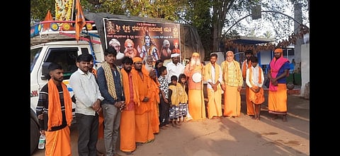 ಧರ್ಮಸ್ಥಳಕ್ಕೆ ವಿವಿಧ ಕಡೆಗಳಿಂದ ಪಾದಯಾತ್ರಿಗಳು ಆಗಮಿಸುತ್ತಿರುವುದು.