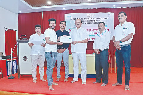  ಮಂಗಳೂರು ಮೆಸ್ಕಾಂ ಅಧ್ಯಕ್ಷ ಕೆ.ಹರೀಶ್ ಕುಮಾರ್ ಶಿಬಿರಾರ್ಥಿಗಳಿಗೆ ಪ್ರಮಾಣಪತ್ರ ವಿತರಿಸಿದರು. ರುಡ್‌ಸೆಟ್ ಸಂಸ್ಥೆಗಳ ಕಾರ್ಯನಿರ್ವಾಹಕ ನಿರ್ದೇಶಕ ವಿಜಯ ಕುಮಾರ್ ಬಿ.ಪಿ., ಉಜಿರೆ ರುಡ್‌ಸೆಟ್ ಸಂಸ್ಥೆ ನಿರ್ದೇಶಕ ಅಜೇಯ ಮೊದಲಾದವರಿದ್ದರು.
