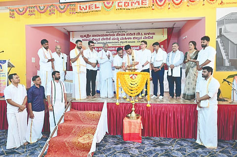 ಶಾಸಕ ಹರೀಶ್ ಪೂಂಜ ನೂತನ ಅಕ್ಷಯ ಪಾಕಶಾಲೆಯನ್ನು ಉದ್ಘಾಟಿಸಿದರು. ಪ್ರಮುಖರಾದ ಸಂತೋಷ್ ಪಿ.ಕೋಟ್ಯಾನ್, ಸಂಜೀವ ಪೂಜಾರಿ, ಡಾ.ಸದಾನಂದ ಪೂಜಾರಿ, ಎಚ್.ಧರ್ಣಪ್ಪ ಪೂಜಾರಿ ಮತ್ತಿತರರಿದ್ದರು.
