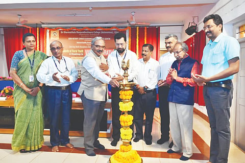ಎಸ್‌ಡಿಎಂ ಕಾಲೇಜಿನಲ್ಲಿ ರಾಜ್ಯಮಟ್ಟದ ಕಾರ್ಯಾಗಾರವನ್ನು ಬೆಂಗಳೂರಿನ ಅರ್ಥಶಾಸ್ತ್ರಜ್ಞ ಎಸ್.ವಿಶ್ವನಾಥ ಭಟ್ ಉದ್ಘಾಟಿಸಿದರು. ಡಾ.ಸತೀಶ್ಚಂದ್ರ ಎಸ್., ವೈ.ವಿ.ಗುಂಡುರಾವ್, ಎನ್.ಶಶಿಶೇಖರ್ ಕಾಕತ್ಕಾರ್, ಪ್ರೊ.ಜಯಶೀಲಾ ಮತ್ತಿತರರು ಇದ್ದರು.