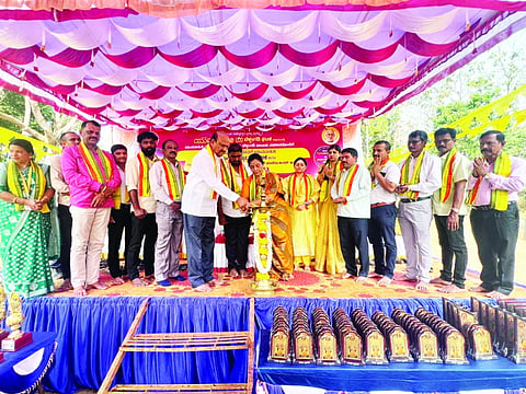 ಯುವವಾಹಿನಿ ಕ್ರೀಡಾಕೂಟವನ್ನು ಬಿನುತಾ ಬಂಗೇರ ಉದ್ಘಾಟಿಸಿದರು.