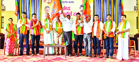ಬೆಳ್ತಂಗಡಿ ಮಂಡಲ ಭಾರತೀಯ ಜನತಾ ಪಾರ್ಟಿ ವಿಶೇಷ ಕಾರ್ಯಕಾರಿಣಿಯಲ್ಲಿ ನಿವೃತ್ತ ಸರ್ಕಾರಿ ಉದ್ಯೋಗಿಗಳಾದ ಪ್ರಸನ್ನ ಕುಮಾರ್ ಹಾಗೂ ಪದ್ಮ ಕುಮಾರ್ ಅವರನ್ನು ಪಕ್ಷಕ್ಕೆ ಸೇರ್ಪಡೆಗೊಳಿಸಲಾಯಿತು.