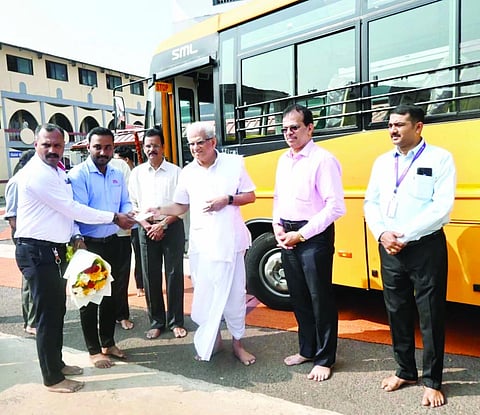 ಕರ್ನಾಟಕ ಬ್ಯಾಂಕ್ ವತಿಯಿಂದ ಎಸ್.ಡಿ.ಎಂ. ಶಿಕ್ಷಣ ಸಂಸ್ಥೆಗೆ ಬಸ್ ಕೊಡುಗೆಯಾಗಿ ನೀಡಿದ ಬಸ್ ಕೀಲಿಕೈಯನ್ನು ಡಾ.ಡಿ.ವೀರೇಂದ್ರ ಹೆಗ್ಗಡೆ ಅವರಿಗೆ ಹಸ್ತಾಂತರಿಸಲಾಯಿತು. 