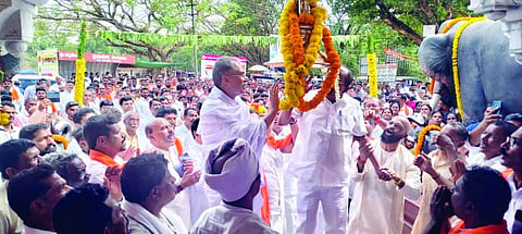  ಅಳದಂಗಡಿಯ ಶ್ರೀ ಸತ್ಯದೇವತಾ ಕಲ್ಲುರ್ಟಿ ದೈವಸ್ಥಾನಕ್ಕೆ ಗಂಟೆ ಸಮರ್ಪಣೆಯನ್ನು ಮಾಜಿ ಮುಖ್ಯಮಂತ್ರಿ ಡಾ.ಎಂ.ವೀರಪ್ಪ ಮೊಯ್ಲಿ ನೆರವೇರಿಸಿದರು. ಪ್ರಮುಖರಾದ ಡಾ.ಪದ್ಮಪ್ರಸಾದ ಅಜಿಲ, ಧರ್ಮಪಾಲ ದೇವಾಡಿಗ, ಮಲ್ಲಿಕಾ ಪಕ್ಕಳ ಮತ್ತಿತರರಿದ್ದರು.