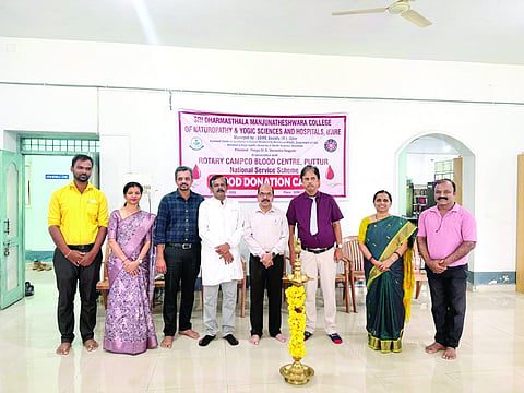 ಎಸ್‌ಡಿಎಂಸಿ ಎನ್‌ವೈಎಸ್‌ನ ಪ್ರಾಂಶುಪಾಲ ಡಾ.ಪ್ರಶಾಂತ್ ಶೆಟ್ಟಿ ರಕ್ತದಾನ ಶಿಬಿರ ಕಾರ್ಯಕ್ರಮ ಉದ್ಘಾಟಿಸಿದರು. ಪ್ರಮುಖರಾದ ಕಾಕತ್‌ಕರ್, ಶ್ರೀನಿವಾಸ್, ನಾಗರಾಜ್, ಮೋಹನ್ ಮತ್ತಿತರರಿದ್ದರು.