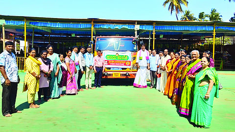 ಶೀರೂರು ಪರ್ಯಾಯೋತ್ಸವಕ್ಕೆ ಶ್ರೀ ಕ್ಷೇತ್ರ ಧರ್ಮಸ್ಥಳದಿಂದ ಪ್ರಥಮ ದಿನ ವಿಶೇಷ ಹೊರೆಕಾಣಿಕೆ ಸಮರ್ಪಣೆ ನಡೆಯಿತು. ಸುಬ್ರಹ್ಮಣ್ಯ ಪ್ರಸಾದ್, ಡಾ.ಉದಯ ಕುಮಾರ ಸರಳತ್ತಾಯ, ಸುಪ್ರಸಾದ್ ಶೆಟ್ಟಿ ಮತ್ತಿತರರು ಉಪಸ್ಥಿತರಿದ್ದರು.