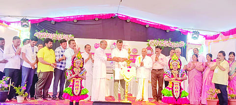 ಅಳದಂಗಡಿ ಆಮಂತ್ರಣ ಸೇವಾ ಪ್ರತಿಷ್ಠಾನದ ದ.ಕ. ಜಾನಪದ ಜಾತ್ರೆಗೆ ಅಳದಂಗಡಿ ಅರಮನೆ ನಗರಿಯಲ್ಲಿ ಸಂಸದ ಕ್ಯಾ.ಬ್ರಿಜೇಶ್ ಚೌಟ ಚಾಲನೆ ನೀಡಿದರು.  