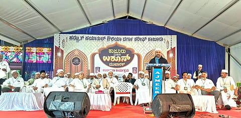 ಕಾಜೂರು ಮಖಾಂ ಶರೀಫ್‌ನಲ್ಲಿ ಉರುಸ್ ಉದ್ಘಾಟನಾ ಸಮಾರಂಭದಲ್ಲಿ ಯೆನಪೋಯ ಸ್ವಾಯತ್ತ ವಿಶ್ವವಿದ್ಯಾಲಯದ ಕುಲಪತಿ ವೈ.ಎಂ.ಕೆ ಡಾ.ಅಬ್ದುಲ್ಲ ಕುಂಞಿ ಮಾತನಾಡಿದರು.