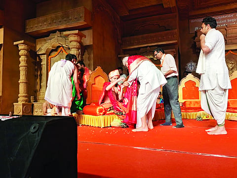 ಧರ್ಮಾಧಿಕಾರಿ ಡಾ.ಡಿ.ವೀರೇಂದ್ರ ಹೆಗ್ಗಡೆ ಅವರನ್ನು ಪರ್ಯಾಯ ಶ್ರೀ ವೇದವರ್ಧನತೀರ್ಥ ಸ್ವಾಮೀಜಿ ಗೌರವಿಸಿದರು. ಕೃಷ್ಣಾಪುರ ಮಠದ ಶ್ರೀ ವಿದ್ಯಾಸಾಗರತೀರ್ಥ ಸ್ವಾಮೀಜಿ, ಪೇಜಾವರ ಶ್ರೀ ವಿಶ್ವಪ್ರಸನ್ನತೀರ್ಥ ಸ್ವಾಮೀಜಿ, ಪಲಿಮಾರು ಮಠದ ಶ್ರೀ ವಿದ್ಯಾಧೀಶತೀರ್ಥ ಸ್ವಾಮೀಜಿ ಮೊದಲಾದವರಿದ್ದರು.