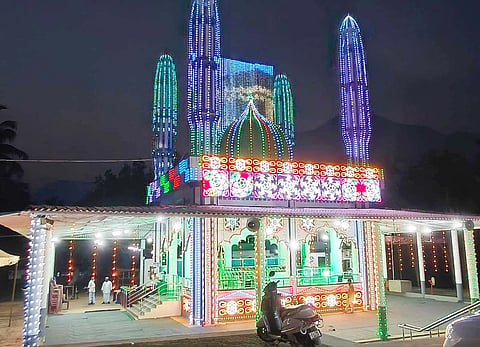 ಕಾಜೂರು ದರ್ಗಾ ಶರೀಫ್‌ನ್ನು ಉರುಸ್ ಅಂಗವಾಗಿ ವಿದ್ಯುತ್ ದೀಪಗಳಿಂದ ಅಲಂಕರಿಸಿರುವುದು.