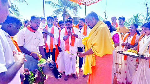  ಹಿಂದೂ ಸಂಗಮ ಕಾರ್ಯಕ್ರಮಕ್ಕೆ ಮಾಣಿಲ ಶ್ರೀ ಮೋಹನದಾಸ ಪರಮಹಂಸ ಸ್ವಾಮೀಜಿ ಗೋಪೂಜೆ ಮೂಲಕ ಚಾಲನೆ ನೀಡಿದರು. ಪ್ರಮುಖರಾದ ಹರೀಶ್ ಪೂಂಜ, ಪದ್ಮನಾಭ ಶಿಲ್ಪಿ, ಕಿರಣ್ ಚಂದ್ರ ಪುಷ್ಪಗಿರಿ, ಸುಮತಿ ಜನಾರ್ದನ ಮತ್ತಿತರರಿದ್ದರು.