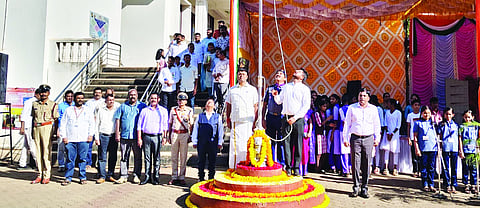 ರಾಷ್ಟೀಯ ಹಬ್ಬಗಳ ಆಚರಣಾ ಸಮಿತಿಯಿಂದ ನಡೆದ ತಾಲೂಕುಮಟ್ಟದ ಗಣರಾಜ್ಯೋತ್ಸವದಲ್ಲಿ ತಹಸೀಲ್ದಾರ್ ಪಥ್ವಿ ಸಾನಿಕಂ ಧ್ವಜಾರೋಹಣ ನೆರವೇರಿಸಿದರು.