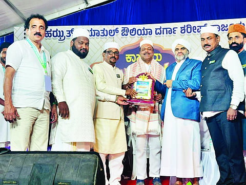 ಸ್ಪೀಕರ್ ಯು.ಟಿ.ಖಾದರ್ ಅವರನ್ನು ಕಾಜೂರು ಉರುಸ್ ಸಮಿತಿಯಿಂದ ಅಭಿನಂದಿಸಲಾಯಿತು. ಪ್ರಮುಖರಾದ ಎನ್.ಕೆ.ಎಂ.ಶಾಫಿ ಸಅದಿ, ಅಬ್ದುಲ್ ಮಜೀದ್ ಕೊಡ್ಲಿಪೇಟೆ, ಡಾ.ಎಂ.ಎಸ್.ಎಂ.ಅಬ್ದುರ್ರಶೀದ್ ಝೈನಿ ಸಖಾಫಿ ಮತ್ತಿತರರಿದ್ದರು.