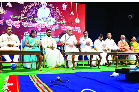 ಧರ್ಮಸ್ಥಳದಲ್ಲಿ ನಡೆದ ಧ್ಯಾನ ಮಹಾಯಜ್ಞ ಸಮಾರೋಪದಲ್ಲಿ ಡಾ.ಡಿ.ವೀರೇಂದ್ರ ಹೆಗ್ಗಡೆ ಮಾತನಾಡಿದರು. ಸಾಯಿಕೀರ್ತಿನಾಥ ಸ್ವಾಮೀಜಿ, ಬಿ.ಶಿವರಾಮಪ್ಪ, ಶ್ರೀನಿವಾಸ್, ದಿವ್ಯಾ, ಯೋಗಮಿತ್ರ ಡಾ.ಸುಬ್ಬು ಭಯ್ಯ, ಧರ್ಮಸ್ಥಳ ಶಾಂತಿವನ ಟ್ರಸ್ಟ್ ಯೋಗ ನಿರ್ದೇಶಕ ಡಾ.ಶಶಿಕಾಂತ್ ಜೈನ್, ಪ್ರಕಾಶಬಾಬು ಮತ್ತಿತರರಿದ್ದರು.