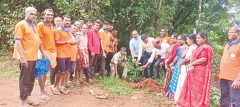  ರೆಖ್ಯದಲ್ಲಿ ಗಿಡಗಳ ಪೋಷಣೆ ಹಾಗೂ ಗಿಡ ನಾಟಿ ಕಾರ್ಯಕ್ರಮ ನಡೆಯಿತು. ಬೆಳ್ತಂಗಡಿ ತಾಲೂಕು ಯೋಜನಾಧಿಕಾರಿ ಯಶೋಧರ್, ಉಪ್ಪಿನಂಗಡಿ ವಲಯದ ಉಪ ವಲಯ ಅರಣ್ಯಾಧಿಕಾರಿ ಯತೀಂದ್ರ ಮೊದಲಾದವರಿದ್ದರು.  