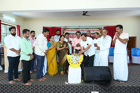  ಪುಸ್ತಕ ವಿತರಣೆ ಕಾರ್ಯಕ್ರಮವನ್ನು ಉದ್ಯಮಿ ಆನಂದ ಎನ್.ಶೆಟ್ಟಿ ಪನೆಕ್ಕರ ಬೆಳಗಾವಿ ಉದ್ಘಾಟಿಸಿದರು. ಸುರೇಶ್ ಶೆಟ್ಟಿ ಅಂಬಡ್ಕ,  ರವೀಂದ್ರ ದರ್ಬೆ ಮೊದಲಾದವರಿದ್ದರು.  