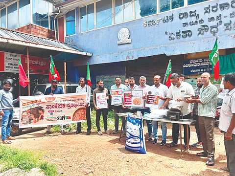 ಬೆಳ್ತಂಗಡಿಯ ನ್ಯಾಯಬೆಲೆ ಅಂಗಡಿ ಮುಂಭಾಗ ಎಸ್‌ಡಿಪಿಐನಿಂದ ಸಾಂಕೇತಿಕ ಪ್ರತಿಭಟನೆ ನಡೆಯಿತು. ಅನ್ವರ್ ಸಾದತ್ ಬಜತ್ತೂರು, ಅಶ್ರಫ್ ತಲಪಾಡಿ, ಅಕ್ಬರ್ ಬೆಳ್ತಂಗಡಿ, ರಶೀದ್ ಮೊದಲಾದವರು ಇದ್ದರು.  