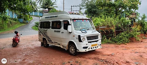 ಡಿಕ್ಕಿ ಹೊಡೆದ ಟೆಂಪೋ ಟ್ರಾವೆಲರ್