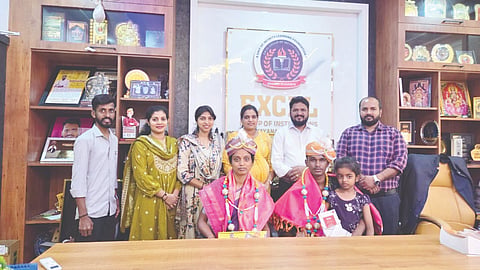 ಎಕ್ಸೆಲ್ ಕಾಲೇಜಿನಲ್ಲಿ ನೀಟ್ ಸಾಧಕ ಚಿನ್ಮಯ್ ಗೌಡ ಅವರನ್ನು ಗೌರವಿಸಲಾಯಿತು. ಚಿನ್ಮಯ್ ಗೌಡ ಅವರ ತಾಯಿ ರಾಗಿಣಿ, ಅಧ್ಯಕ್ಷ ಸುಮಂತ್ ಕುಮಾರ್ ಜೈನ್, ಪ್ರಾಂಶುಪಾಲ ಡಾ.ಪ್ರಜ್ವಲ್ ಮೊದಲಾದವರಿದ್ದರು.