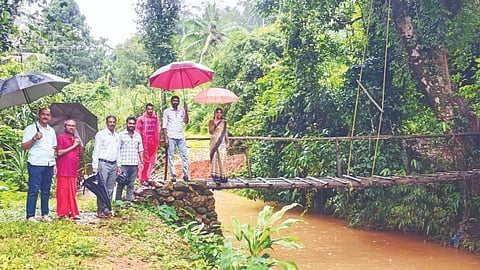 ಲಾಯಿಲ ಗ್ರಾಮದ ಬರೆಮೇಲು ನಡುಗುಡ್ಡೆ ಪ್ರದೇಶದಲ್ಲಿರುವ ಕಾಲುಸಂಕವನ್ನು ಅಧಿಕಾರಿಗಳು ಪರಿಶೀಲಿಸಿದರು. ಇಂಜಿನಿಯರ್ ಸಂದೀಪ್ ಶೆಟ್ಟಿ ಮಂದರ್ಸ, ಸಮಾಜ ಕಲ್ಯಾಣ ಇಲಾಖೆಯ ಧೀರಜ್ ಕುಮಾರ್ ಇತರರು ಇದ್ದರು.