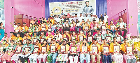 ಶಾಸಕ ಹರೀಶ್ ಪೂಂಜ ನೇತೃತ್ವದಲ್ಲಿ ಶ್ರಮಿಕ ಸೇವಾ ಟ್ರಸ್ಟ್ ವತಿಯಿಂದ ಪ್ರತಿಭಾವಂತ ವಿದ್ಯಾರ್ಥಿಗಳನ್ನು ಗೌರವಿಸಲಾಯಿತು. ಎಚ್.ಪದ್ಮ ಗೌಡ, ಶ್ರೀನಿವಾಸ್ ರಾವ್, ಪ್ರಶಾಂತ್ ಪಾರೆಂಕಿ, ಉಷಾಕಿರಣ್ ಕಾರಂತ್ ಮೊದಲಾದವರು ಇದ್ದರು.  