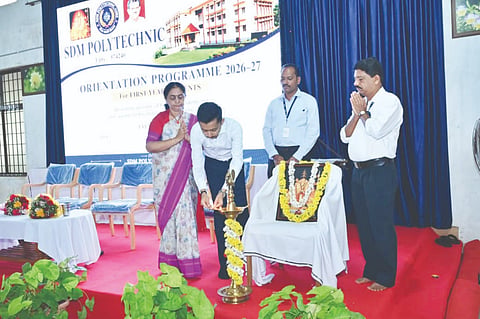 ಎಸ್‌ಡಿಎಂ ಪಾಲಿಟೆಕ್ನಿಕ್ ಪ್ರವೇಶೋತ್ಸವ ಸಮಾರಂಭವನ್ನು ಪೂರನ್ ವರ್ಮ ಉದ್ಘಾಟಿಸಿದರು. ಸೋನಿಯಾ ಯಶೋವರ್ಮ, ಪ್ರಾಂಶುಪಾಲ ಸಂತೋಷ್, ಪಾಲಿಟೆಕ್ನಿಕ್ ಕಾಲೇಜಿನ ವ್ಯವಸ್ಥಾಪಕ ಚಂದ್ರನಾಥ್ ಜೈನ್ ಮತ್ತಿತರರಿದ್ದರು.   