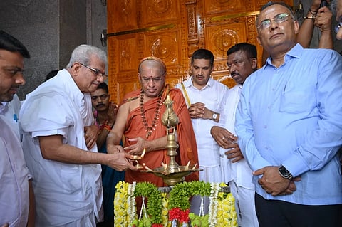 ಉಜಿರೆ ಶ್ರೀ ಜನಾರ್ದನ ದೇವಸ್ಥಾನದ ವಿಜಯಗೋಪುರವನ್ನು ಡಾ.ಡಿ.ವೀರೇಂದ್ರ ಹೆಗ್ಗಡೆ ಲೋಕಾರ್ಪಣೆಗೊಳಿಸಿದರು. ಎಡನೀರು ಮಠಾಧೀಶ ಸಚ್ಚಿದಾನಂದ ಶ್ರೀ, ಸಚಿವ ದಿನೇಶ್ ಗುಂಡೂರಾವ್, ಶಾಸಕ ಹರೀಶ್ ಪೂಂಜ ಇತರರಿದ್ದರು. 
