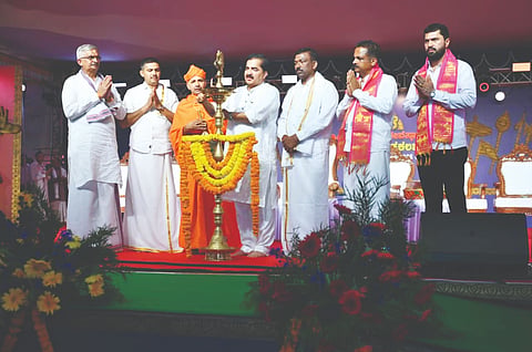  ಸಾಂಸ್ಕೃತಿಕ ಕಾರ್ಯಕ್ರಮವನ್ನು ಡಾ.ಮೋಹನ ಆಳ್ವ ಉದ್ಘಾಟಿಸಿದರು. ಮೂಡುಬಿದಿರೆ ಜೈನ ಮಠದ ಭಟ್ಟಾರಕ ಶ್ರೀ, ಆನುವಂಶಿಕ ಆಡಳಿತ ಮೊಕ್ತೇಸರ ಶರತ್ ಕೃಷ್ಣ ಪಡುವೆಟ್ನಾಯ, ಪ್ರತಾಪಸಿಂಹ ನಾಯಕ್, ಗಿರೀಶ್ ಶೆಟ್ಟಿ, ಮುನಿಯಾಲು ಉದಯಕುಮಾರ್ ಶೆಟ್ಟಿ ಉಪಸ್ಥಿತರಿದ್ದರು.
