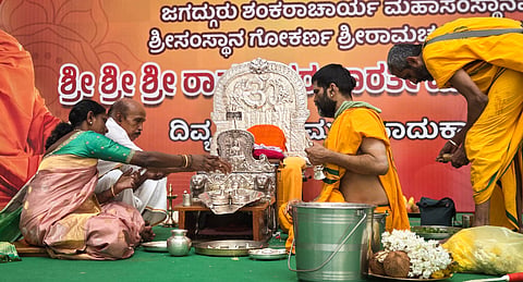 ಪಾದುಕೆಗಳಿಗೆ ಪೂಜೆ ನೆರವೇರಿಸಿದ ಶುಭಲತಾ-ಸತೀಶ್ ಕುಮಾರ್ ಜೈನ್.