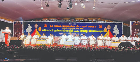  ನಾರಾವಿ ಬ್ರಹ್ಮಕಲಶೋತ್ಸವ ಧಾರ್ಮಿಕ ಸಭೆಯಲ್ಲಿ ಜಿಲ್ಲಾ ಧಾರ್ಮಿಕ ಪರಿಷತ್ ಸದಸ್ಯ ಲಕ್ಷ್ಮೇಶ್ ಗಬ್ಲಡ್ಕ ಮಾತನಾಡಿದರು. ಸುಮಂತ್ ಕುಮಾರ್ ಜೈನ್, ರಕ್ಷಿತ್ ಶಿವರಾಂ, ಹರೀಶ್ ಸಾಲಿಯಾನ್, ಡಾ.ಪ್ರಸಾದ್ ಬಿ.ಶೆಟ್ಟಿ ಮತ್ತಿತರರಿದ್ದರು.