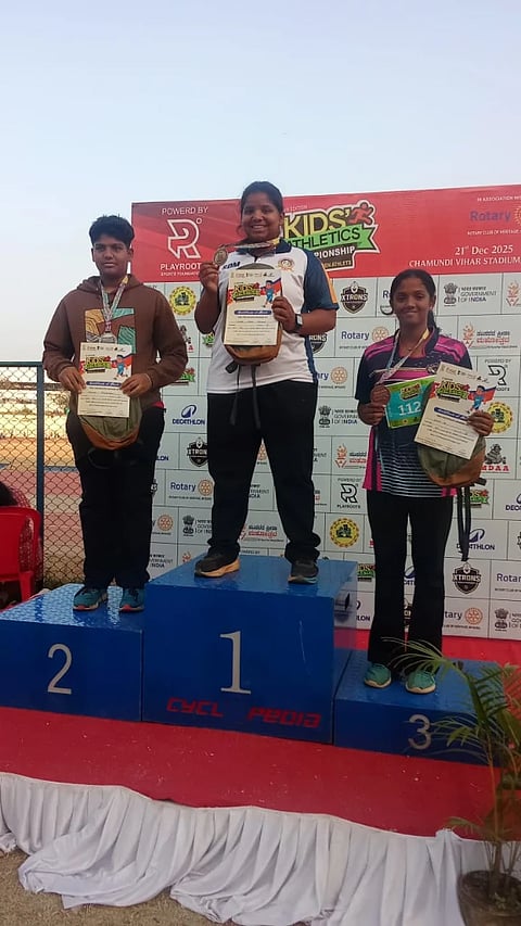  ಪ್ರಶಸ್ತಿ ಸ್ವೀಕರಿಸುತ್ತಿರುವ ಅನೀಶಾ ಆರೋಲ್ ಡಿಸೋಜ.