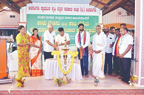 ಕೃಷಿ ಮಾಹಿತಿ ಹಾಗೂ ಸಂವಾದ ಕಾರ್ಯಕ್ರಮ ಶಾಸಕ ಹರೀಶ್ ಪೂಂಜ ಉದ್ಘಾಟಿಸಿದರು. ಪ್ರಮುಖರಾದ ಪ್ರತಿಮಾ ಬಿ.ವಿ., ಶಂಕರ ಭಟ್ ಕಟ್ಟೂರು, ಜನಾದರ್ನ, ಮೀರಾ ಮತ್ತಿತರರಿದ್ದರು.  