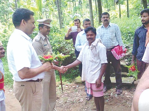 ಅಂದಿನ ಜಿಲ್ಲಾಧಿಕಾರಿ ಎ.ಬಿ.ಇಬ್ರಾಹಿಂ ಆಗಮಿಸಿದ ಸಂದರ್ಭ ಸ್ವಾಗತಿಸಿದ ಬಾಂಜಾರು ಕಾಲೋನಿ ನಿವಾಸಿಗಳು.  