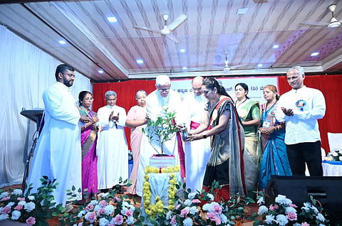  ಡಿಕೆಆರ್‌ಡಿಎಸ್ ಮಹಿಳಾ ಸ್ವಸಹಾಯ ಸಂಘಗಳ ರಜತ ಮಹೋತ್ಸವವನ್ನು ಪ್ರಿಯಾ ಆಗ್ನೇಸ್ ಚಾಕೋ ಉದ್ಘಾಟಿಸಿದರು. ಲಾರೆನ್ಸ್ ಮುಕ್ಕುಯಿ, ಸಿ.ನ್ಯಾನಿ, ಥೋಮಸ್ ಕಣ್ಣಾಂಗಲ್, ಬಿನೋಯಿ ಎ.ಜೆ ಇತರರಿದ್ದರು.