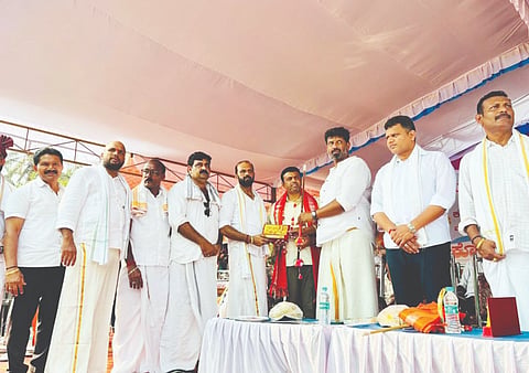  ಬಂಗಾಡಿ ಕೊಲ್ಲಿ ಕಂಬಳದ ಮಹಾಪೋಷಕ, ಶಾಸಕ ಹರೀಶ್ ಪೂಂಜ ಅವರನ್ನು ಗೌರವಿಸಲಾಯಿತು. ಸಂಸದ ಕ್ಯಾ.ಬ್ರಿಜೇಶ್ ಚೌಟ, ವಾಜಿ ಸಚಿವ ಕೆ.ಗಂಗಾಧರ ಗೌಡ, ರಂಜನ್ ಜಿ.ಗೌಡ, ಅಳದಂಗಡಿ ಶಿವಪ್ರಸಾದ್ ಅಜಿಲ, ಡಾ.ಪ್ರದೀಪ್ ನಾವೂರು ಇತರರು ಇದ್ದರು.
