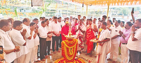  ಶ್ರೀರಾಮ ತಾರಕ ಮಂತ್ರ ಸಪ್ತಾಹಕ್ಕೆ ಸದ್ಗುರು ಬ್ರಹ್ಮಾನಂದ ಸರಸ್ವತಿ ಮಹಾರಾಜರು ಚಾಲನೆ ನೀಡಿದರು. ಸಂಸದ ಕ್ಯಾ.ಬ್ರಿಜೇಶ್ ಚೌಟ, ಶಾಸಕ ಹರೀಶ್ ಪೂಂಜ, ವಿಧಾನ ಪರಿಷತ್ ಸದಸ್ಯ ಪ್ರತಾಪಸಿಂಹ ನಾಯಕ್, ಮೆಸ್ಕಾಂ ಅಧ್ಯಕ್ಷ ಕೆ.ಹರೀಶ್ ಕುಮಾರ್ ಮೊದಲಾದವರಿದ್ದರು.