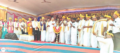 ವೇಣೂರು ಪೆರ್ಮುಡ ಸೂರ್ಯ-ಚಂದ್ರ ಜೋಡುಕರೆ ಕಂಬಳಕ್ಕೆ ಅಳದಂಗಡಿ ಅರಮನೆಯ ತಿಮ್ಮಣ್ಣರಸ ಡಾ.ಪದ್ಮಪ್ರಸಾದ ಅಜಿಲ ಚಾಲನೆ ನೀಡಿದರು. ಸಮಿತಿ ಗೌರವಾಧ್ಯಕ್ಷ ರಕ್ಷಿತ್ ಶಿವರಾಂ, ಅಧ್ಯಕ್ಷ ನಿತೀಶ್ ಎಚ್.ಕೋಟ್ಯಾನ್, ಸುರೇಶ್ ಕುಮಾರ್ ಆರಿಗ ಮತ್ತಿತರರಿದ್ದರು.  