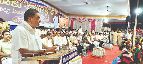 ವೇಣೂರು ಪೆರ್ಮುಡ ಸೂರ್ಯ-ಚಂದ್ರ ಜೋಡುಕರೆ ಕಂಬಳದಲ್ಲಿ ಮಾಜಿ ಸಚಿವ ರಮಾನಾಥ ರೈ ಮಾತನಾಡಿದರು. ಮಾಣಿಲ ಶ್ರೀ, ಸಮಿತಿ ಗೌರವಾಧ್ಯಕ್ಷ ರಕ್ಷಿತ್ ಶಿವರಾಂ, ಮಾಚಿ ಸಚಿವ ಕೆ.ಅಭಯಚಂದ್ರ ಜೈನ್ ಮತ್ತಿತರರಿದ್ದರು.  