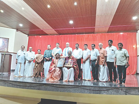  ಧನ್ಯೋಸ್ಮಿ ಕಾರ್ಯಕ್ರಮದಲ್ಲಿ ಪಾಕತಜ್ಞ ದಂಪತಿಯನ್ನು ಗೌರವಿಸಲಾಯಿತು. ಪ್ರಮುಖರಾದ ಪ್ರತಾಪಸಿಂಹ ನಾಯಕ್, ಹರೀಶ್ ಪೂಂಜ, ಶರತ್ ಕೃಷ್ಣ ಪಡುವೆಟ್ನಾಯ ಮತ್ತಿತರರಿದ್ದರು.