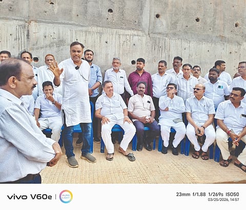  ಪಣಕಜೆಯಲ್ಲಿ ಟೋಲ್‌ಗೇಟ್ ನಿರ್ಮಾಣ ಸ್ಥಳಕ್ಕೆ ಜಿಲ್ಲಾಮಟ್ಟದ ಟೋಲ್‌ಗೇಟ್ ತೆರವು ಹೋರಾಟ ಸಮಿತಿ ನಿಯೋಗ ಭೇಟಿ ನೀಡಿತು. ಮುನೀರ್ ಕಾಟಿಪಳ್ಳ, ರಮಾನಾಥ ರೈ, ಬಿ.ಶೇಖರ್, ಮೋಹನ್ ಶೆಟ್ಟಿ ಮತ್ತಿತರರಿದ್ದರು.
