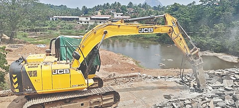  ತೆರವುಗೊಳಿಸುತ್ತಿರುವ ಬೆಳ್ತಂಗಡಿ ಹಳೇ ಸೇತುವೆ.