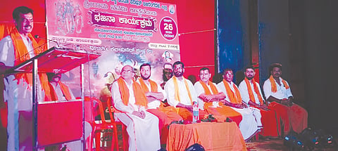  ಮದ್ದಡ್ಕದಲ್ಲಿ ಆಯೋಜಿಸಿದ್ದ ಶ್ರೀರಾಮನವಮಿ ಧಾರ್ಮಿಕ ಸಭೆಯಲ್ಲಿ ದಿನೇಶ್ ಮೂಲ್ಯ ಕೊಂಡೆವಾರು ವಾತನಾಡಿದರು. ಪ್ರಮುಖರಾದ ಮನೋಹರ ಕೇದಳಿಕೆ, ಪ್ರೀತಂ ಆಚಾರ್ಯ, ವಿನೋದ್ ಶೆಣೈ ಇತರರಿದ್ದರು.