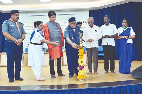  ಎಸ್‌ಡಿಎಂ ಸಿಎನ್‌ವೈಎಸ್ ರತ್ನಮ್ಮ ಸಭಾಭವನದಲ್ಲಿ ರಾಜ್ಯಮಟ್ಟದ ಶಿಬಿರವನ್ನು ಪಿಜಿಆರ್ ಸಿಂಧ್ಯಾ ಉದ್ಘಾಟಿಸಿದರು. ಪ್ರಾಂಶುಪಾಲ ಡಾ.ಪ್ರಶಾಂತ್ ಶೆಟ್ಟಿ, ಎಂ.ಪ್ರಭಾಕರ್ ಭಟ್ ಮತ್ತಿತರರು ಇದ್ದರು.