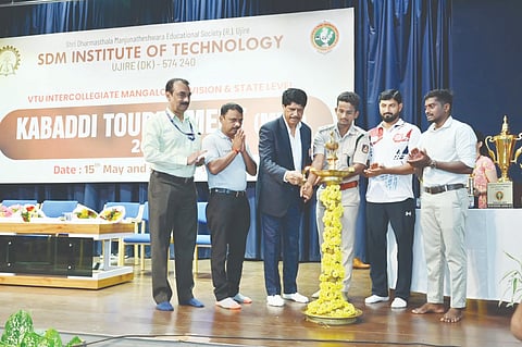  ಕಬಡ್ಡಿ ಪಂದ್ಯಕ್ಕೆ ಅಂತಾರಾಷ್ಟ್ರಿಯ ಕಬಡ್ಡಿ ತರಬೇತುದಾರ ರವೀಂದ್ರ ಶೆಟ್ಟಿ ಚಾಲನೆ ನೀಡಿದರು. ಅರಣ್ಯ ಅಧಿಕಾರಿ ರಂಜಿತ್ ಕುಮಾರ್ ಎಸ್, ಕಾಲೇಜಿನ ಪ್ರಾಂಶುಪಾಲ ಡಾ.ಅಶೋಕ್ ಕುಮಾರ್ ಟಿ. ಮೊದಲಾದವರಿದ್ದರು.