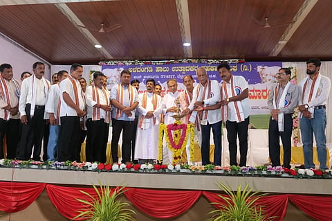  ಅಳದಂಗಡಿ ಹಾಲು ಉತ್ಪಾದಕರ ಸಹಕಾರ ಸಂಘ ಸುವರ್ಣ ಮಹೋತ್ಸವ ಸಮಾರೋಪ ಸಮಾರಂಭವನ್ನು ದ.ಕ.ಸಹಕಾರಿ ಹಾಲು ಉತ್ಪಾದಕರ ಒಕ್ಕೂಟ ಅಧ್ಯಕ್ಷ ರವಿರಾಜ ಹೆಗ್ಡೆ ಉದ್ಘಾಟಿಸಿದರು. ಎಚ್.ಪ್ರಭಾಕರ, ಸತೀಶ್ ಕೆ.ಕಾಶಿಪಟ್ಣ, ಸತೀಶ್ ಪೂಜಾರಿ ಮತ್ತಿತರರಿದ್ದರು.