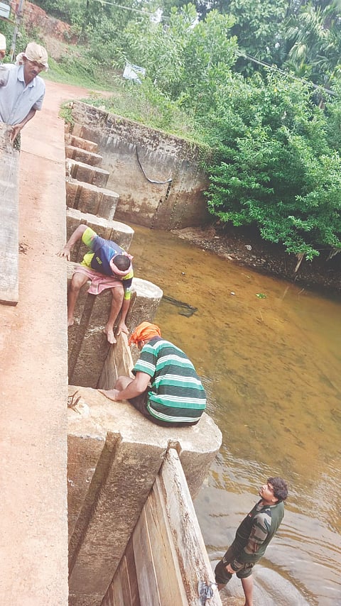  ಬೆಳ್ತಂಗಡಿ ತಾಲೂಕಿಸ್ಲಿ ಕಿಂಡಿ ಅಣೆಕಟ್ಟುಗಳ ಹಲಗೆ ತೆಗೆಯುವ ಕಾರ್ಯ ಆರಂಭವಾಗಿರುವುದು.