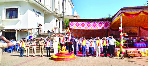 ಬೆಳ್ತಂಗಡಿ ತಾಲೂಕು ಮೈದಾನದಲ್ಲಿ ಕನ್ನಡ ರಾಜ್ಯೋತ್ಸವ ಕಾರ್ಯಕ್ರಮದ ಅಂಗವಾಗಿ ತಹಸೀಲ್ದಾರ್ ಪೃಥ್ವಿ ಸಾನಿಕಂ ಧ್ವಜಾರೋಹಣಗೈದರು.