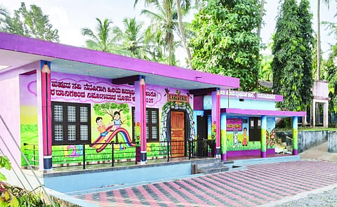 ಶತಮಾನೋತ್ತರ ವಿಂಶತಿ ವರ್ಷದಲ್ಲಿರುವ ಗುರುವಾಯನಕೆರೆ ಶಾಲೆಯಲ್ಲಿ ವರ್ಣರಂಚಿತ ಚಿತ್ತಾರಗಳು ಗಮನ ಸೆಳೆಯುತ್ತಿರುವುದು.