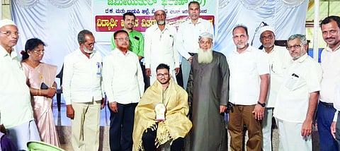  ಮಾಹಿತಿ ಸಂಪನ್ಮೂಲ ಉಪನ್ಯಾಸ ಕಾರ್ಯಕ್ರಮದಲ್ಲಿ ಕಾನೂನು ಪದವಿ ಪೂರ್ಣಗೊಳಿಸಿದ ಪಡಂಗಡಿಯ ಇರ್ಫಾನ್ ಡಿ.ಡಿ. ಅವರನ್ನು ಗೌರವಿಸಲಾಯಿತು.  